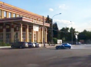 На видео попало, как шальной воронежец устроил бешеный дрифт около ВГУ На видео попало, как шальной воронежец устроил бешеный дрифт около ВГУ