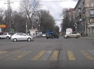 На видео попало, как лихач на Opel снес Mercedes в Воронеже На видео попало, как лихач на Opel снес Mercedes в Воронеже
