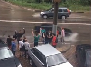 Подростки устроили купания в лужах после урагана в Воронеже Подростки устроили купания в лужах после урагана в Воронеже