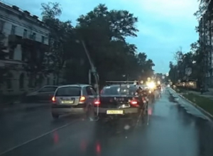Убийственное вождение Hyundai Getz сняли на видео в Воронеже Убийственное вождение Hyundai Getz сняли на видео в Воронеже
