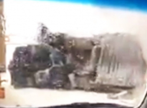 На заснеженной воронежской дороге перевернулась фура и попала на видео На заснеженной воронежской дороге перевернулась фура и попала на видео