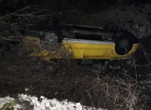 В Воронеже из-за лихача на «встречке» перевернулось такси с пассажиром В Воронеже из-за лихача на «встречке» перевернулось такси с пассажиром