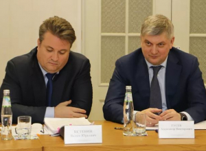 Вадим Кстенин распорядился вычистить химией стулья после Гусева Вадим Кстенин распорядился вычистить химией стулья после Гусева