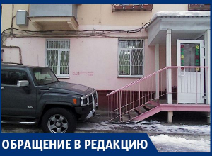 Хамская парковка «Хаммера» около входа в детский садик возмутила воронежцев Хамская парковка «Хаммера» около входа в детский садик возмутила воронежцев