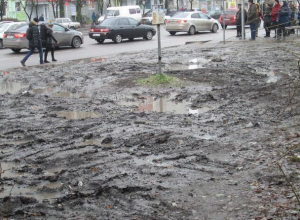 Воронежцы предложили мэру Гусеву пройтись по утонувшим в грязи тротуарам Северного Воронежцы предложили мэру Гусеву пройтись по утонувшим в грязи тротуарам Северного