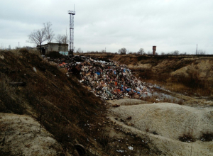 Возле воронежского Голубого озера продолжают сваливать тонны мусора Возле воронежского Голубого озера продолжают сваливать тонны мусора