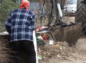 Грандиозную уборку воронежских кладбищ после Пасхи сняли на видео Грандиозную уборку воронежских кладбищ после Пасхи сняли на видео