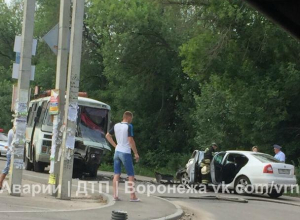Последствия серьезного ДТП автобуса и Skoda с блатными номерами сняли на видео в Воронеже Последствия серьезного ДТП автобуса и Skoda с блатными номерами сняли на видео в Воронеже