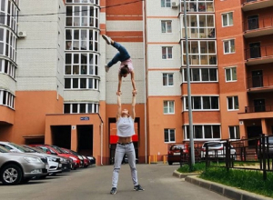 В Воронеже сняли, как девушка носит подругу над головой В Воронеже сняли, как девушка носит подругу над головой