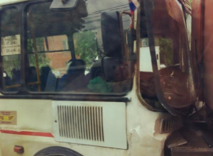 Последствия ДТП «Пазика» и водовоза попали на видео в Воронеже Последствия ДТП «Пазика» и водовоза попали на видео в Воронеже