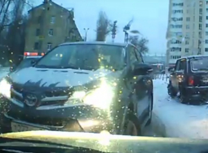 Наглую автомобилистку на дорогой иномарке сняли на видео в Воронеже Наглую автомобилистку на дорогой иномарке сняли на видео в Воронеже