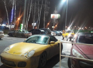 Воронежцы назвали «гнилым» Porsche Boxster, сфотографированный на парковке Воронежцы назвали «гнилым» Porsche Boxster, сфотографированный на парковке