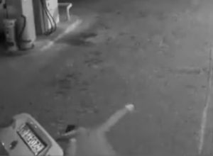 Жестокая драка на воронежской заправке попала на видео Жестокая драка на воронежской заправке попала на видео
