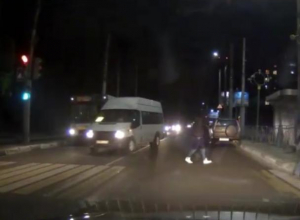 В Воронеже «чудачество» маршрутчика чуть не стоило жизни пешеходам В Воронеже «чудачество» маршрутчика чуть не стоило жизни пешеходам