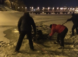 Снегоход провалился под лед Воронежского водохранилища Снегоход провалился под лед Воронежского водохранилища