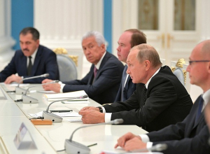 Александру Гусеву досталось место на углу стола Владимира Путина Александру Гусеву досталось место на углу стола Владимира Путина