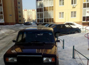 Воронежцев возмутила парковка «Жигулей» у детской площадки Воронежцев возмутила парковка «Жигулей» у детской площадки