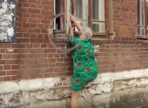 В Воронеже пенсионерка 5 лет ходит домой через окно В Воронеже пенсионерка 5 лет ходит домой через окно