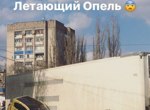 В Сети появились фото «летающей» желтой иномарки после аварии в Воронеже В Сети появились фото «летающей» желтой иномарки после аварии в Воронеже