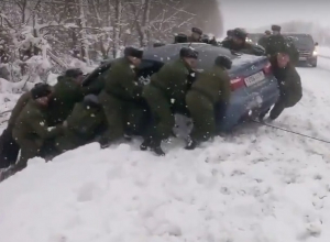 На видео сняли, как рота солдат спасает иномарку из снежного плена под Воронежем На видео сняли, как рота солдат спасает иномарку из снежного плена под Воронежем