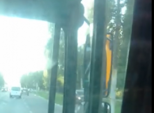 Воронежцы пожаловались на скверные действия маршрутчика во время движения Воронежцы пожаловались на скверные действия маршрутчика во время движения