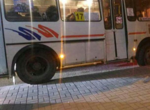 Воронежцев возмутил маршрутчик, катающийся по тротуару Воронежцев возмутил маршрутчик, катающийся по тротуару