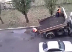 Латание дыр на дороге в Воронеже в дождь попало на видео Латание дыр на дороге в Воронеже в дождь попало на видео