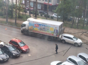 Воронежцы недоумевают от глупого столкновения молоковоза с джипом Воронежцы недоумевают от глупого столкновения молоковоза с джипом