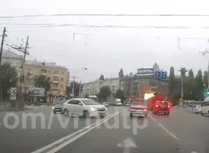 Чумовую реакцию показал водитель на мокрой дороге в Воронеже Чумовую реакцию показал водитель на мокрой дороге в Воронеже