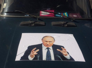 «Семерку» с лицом сердитого Владимира Путина на капоте заметили в центре Воронежа «Семерку» с лицом сердитого Владимира Путина на капоте заметили в центре Воронежа