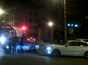Истерику попавшей в ДТП автомобилистки сняли в Воронеже на видео Истерику попавшей в ДТП автомобилистки сняли в Воронеже на видео