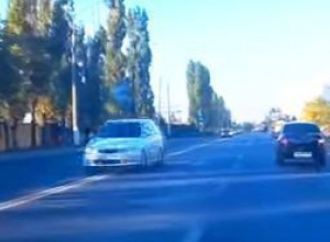На видео попала иномарка, рассекающая по «встречке» на Волгоградской в Воронеже На видео попала иномарка, рассекающая по «встречке» на Волгоградской в Воронеже