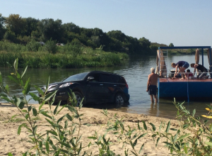 Парковка внедорожника в реке позабавила жителей Воронежа Парковка внедорожника в реке позабавила жителей Воронежа