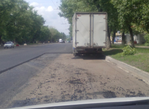 Дорожники замуровали мешавшую ремонту машину в Воронеже Дорожники замуровали мешавшую ремонту машину в Воронеже