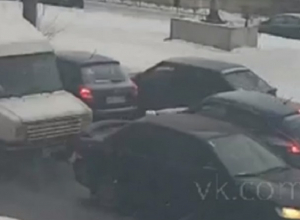 Момент нелепого ДТП в пробке в Воронеже попал на видео Момент нелепого ДТП в пробке в Воронеже попал на видео