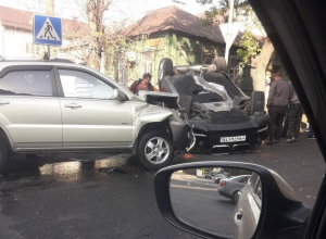 В Сети опубликовали снимки с места жесткого столкновения BMW и Lexus в Воронеже В Сети опубликовали снимки с места жесткого столкновения BMW и Lexus в Воронеже