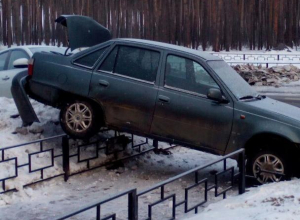 В Воронеже праздничный взлет иномарок закончился нелепым ДТП В Воронеже праздничный взлет иномарок закончился нелепым ДТП