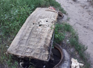 В Воронеже опасно зияющие люки прикрыли старым матрасом В Воронеже опасно зияющие люки прикрыли старым матрасом