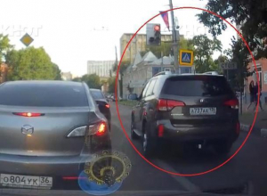 Наглый проезд на красный воронежского автохама с блатными номерами попал на видео Наглый проезд на красный воронежского автохама с блатными номерами попал на видео