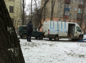 В Воронеже «Нива» протаранила Peugeot во время эвакуации В Воронеже «Нива» протаранила Peugeot во время эвакуации