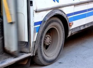 В Воронеже женщина упала под маршрутный автобус В Воронеже женщина упала под маршрутный автобус