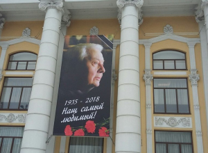 В память об Олеге Табакове воронежский кинотеатр вывесил огромный баннер В память об Олеге Табакове воронежский кинотеатр вывесил огромный баннер