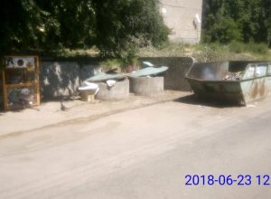 Коммунальщики разгребли гору мусора около воронежского детского сада Коммунальщики разгребли гору мусора около воронежского детского сада