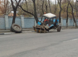 В Воронеже на глазах у прохожих развалился трактор В Воронеже на глазах у прохожих развалился трактор