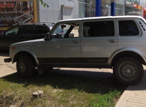 Воронежец на «Ниве» лихо решил проблему парковки в стиле 4x4 Воронежец на «Ниве» лихо решил проблему парковки в стиле 4x4