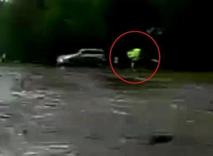 На видео попало, как воронежец едва не утонул в дождевой луже На видео попало, как воронежец едва не утонул в дождевой луже