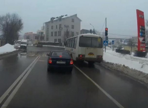 В Воронеже унижение светофора маршрутчиком сняли на видео В Воронеже унижение светофора маршрутчиком сняли на видео