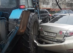 В Воронеже трактор раскурочил «Мазду» мастера парковки В Воронеже трактор раскурочил «Мазду» мастера парковки