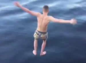 Прыжок воронежца с набережной в водохранилище попал на видео Прыжок воронежца с набережной в водохранилище попал на видео