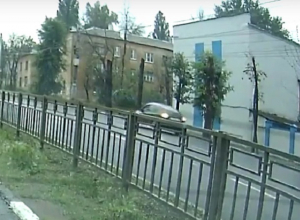 Автохам объехал пробку в Воронеже задним ходом и попал на видео Автохам объехал пробку в Воронеже задним ходом и попал на видео